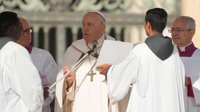 Pope Francis presides over Easter Mass despite health concerns