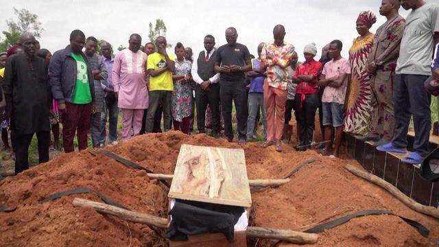 Burials begin for pupils killed in Nigeria school collapse
