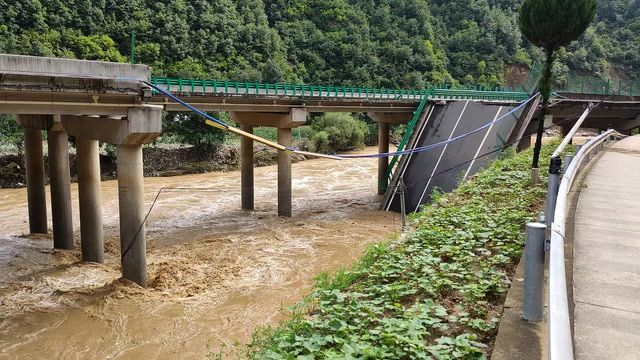 China highway bridge collapse kills eleven