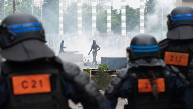 French Police clash with farmers in reservoir protest