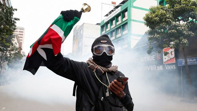 Kenyan police fire teargas amid pro and anti-govt protests