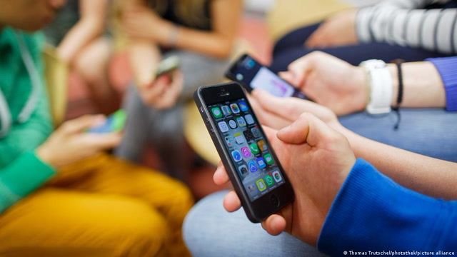 Will Germany ban cellphones in schools?