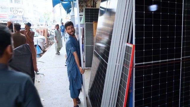 Pakistanis cashing in on a solar surge