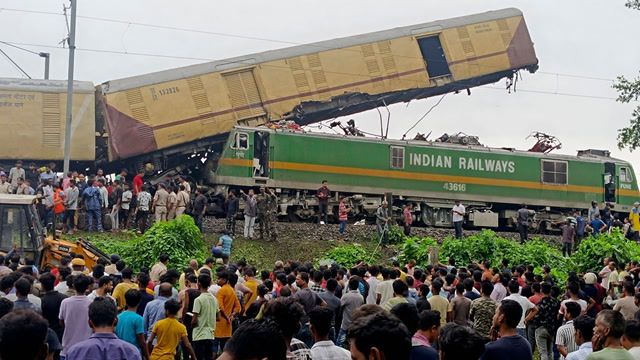 More than a dozen killed in Indian train collision