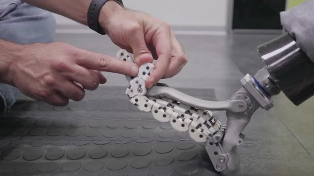 Prototype prosthetic mimics the structure of human feet