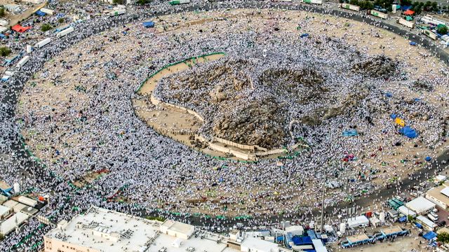 Muslim pilgrims converge on Mount Arafat for holiest day of Hajj