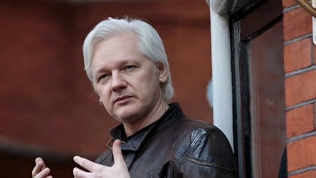 Hundreds gather to show support for Julian Assange's release